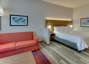Holiday Inn Express & Suites Nashville Metrocenter Downtown by IHG hotel thumbnail 8