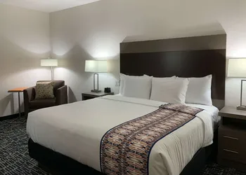 La Quinta Inn & Suites by Wyndham-Red Oak TX IH-35E hotel thumbnail 4