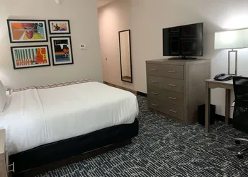 La Quinta Inn & Suites by Wyndham-Red Oak TX IH-35E hotel thumbnail 5