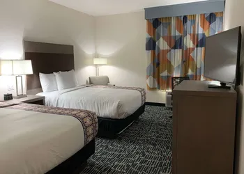 La Quinta Inn & Suites by Wyndham-Red Oak TX IH-35E hotel thumbnail 6