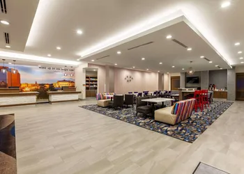 La Quinta Inn & Suites by Wyndham Lafayette Oil Center hotel thumbnail 2