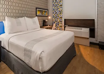 GLō Best Western Brooklyn NYC hotel thumbnail 8