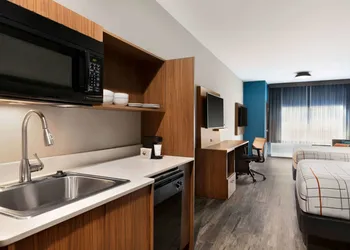 La Quinta Inn & Suites by Wyndham Brunswick/Golden Isles hotel thumbnail 4