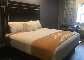 Days Inn & Suites by Wyndham La Porte hotel thumbnail 3