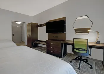 Holiday Inn Express Milwaukee Downtown by IHG hotel thumbnail 6