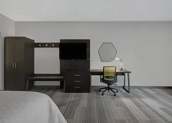 Holiday Inn Express Milwaukee Downtown by IHG hotel thumbnail 8