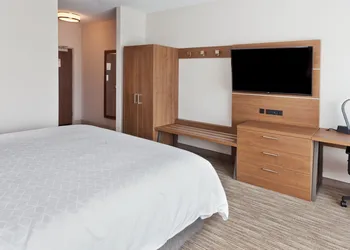 Holiday Inn Express & Suites Fayetteville by IHG hotel thumbnail 3