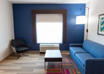 Holiday Inn Express & Suites Kingfisher by IHG hotel thumbnail 5