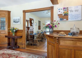 Old Stagecoach Inn hotel thumbnail 2