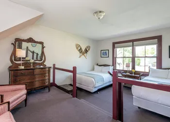 Old Stagecoach Inn hotel thumbnail 3