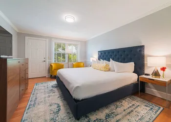 Seven Hills Inn hotel thumbnail 7