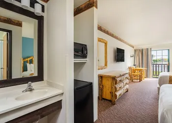 Grand Bear Resort at Starved Rock hotel thumbnail 5