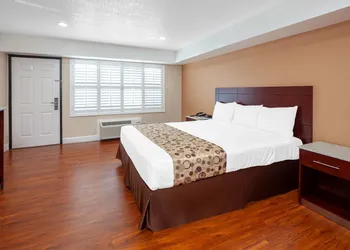 Travelodge by Wyndham Harbor City hotel thumbnail 5