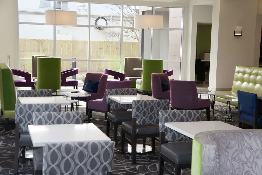 La Quinta Inn & Suites by Wyndham Mobile hotel detail image 2