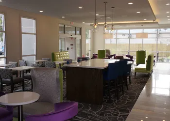 La Quinta Inn & Suites by Wyndham Mobile hotel thumbnail 3