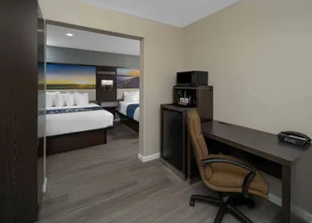 Days Inn by Wyndham Galt/Elk Grove South hotel thumbnail 8