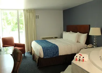 Travelodge by Wyndham Water’s Edge Hotel - Racine hotel thumbnail 7