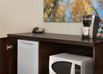 Days Inn by Wyndham Wainwright hotel thumbnail 8