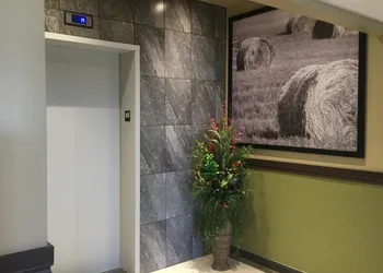 Super 8 by Wyndham Hardisty hotel thumbnail 2