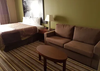 Super 8 by Wyndham Hardisty hotel thumbnail 5