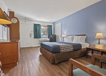 Economy Lodge hotel thumbnail 4