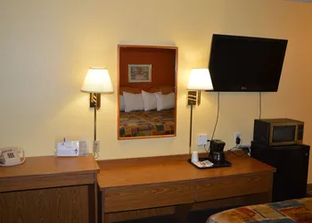 Burnsville Inn & Suites hotel thumbnail 8