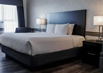 Park Inn by Radisson Edmonton Airport hotel thumbnail 6