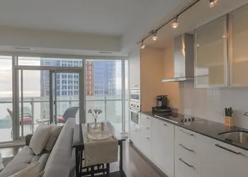 Noel Suites - York and Simcoe hotel thumbnail 7