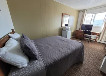 Grizzly Motel hotel thumbnail 4