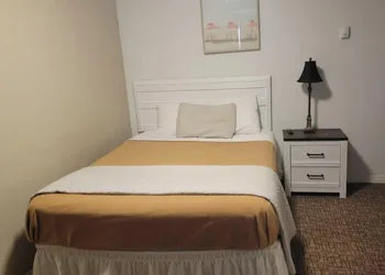 Grizzly Motel hotel thumbnail 8