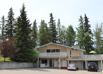 Pines Motel hotel thumbnail 2
