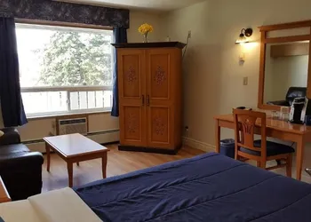 Pines Motel hotel thumbnail 4