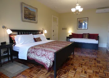 Gingerbread Manor hotel thumbnail 6