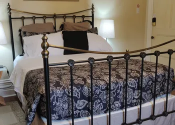 Gingerbread Manor hotel thumbnail 8
