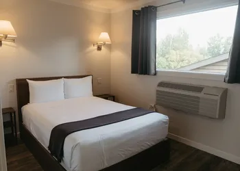 Nature's Inn Kenora hotel thumbnail 3