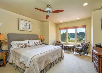 The Eagle Harbor Inn hotel thumbnail 3