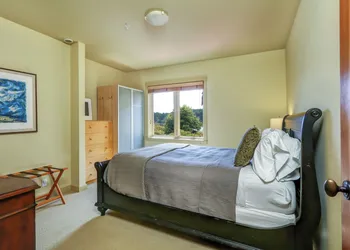 The Eagle Harbor Inn hotel thumbnail 6