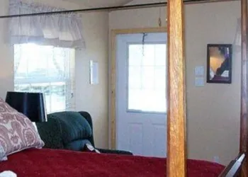Old Irish Inn hotel thumbnail 6