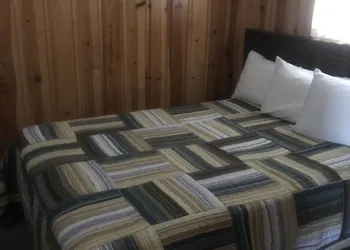 Chalet Motel hotel thumbnail 3