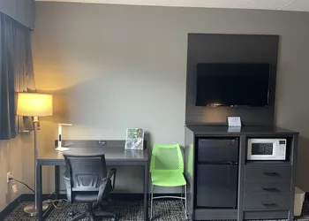 Wingate by Wyndham Lake George hotel thumbnail 6