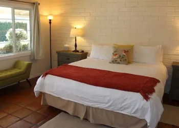 Back Bay Inn hotel thumbnail 7