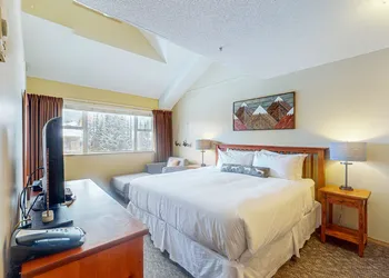 Glacier Lodge hotel thumbnail 4