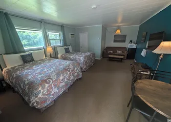 Pinewood Inn hotel thumbnail 3