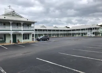 Deluxe Inn And Suites hotel thumbnail 2