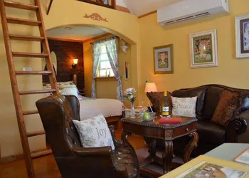 Rarumpelpunzeldornaschenwittchen hotel thumbnail 4
