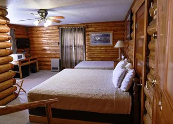 Twin Pines Lodge & Cabins hotel thumbnail 2
