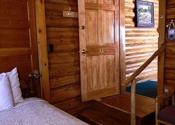 Twin Pines Lodge & Cabins hotel thumbnail 3