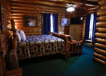 Twin Pines Lodge & Cabins hotel thumbnail 7