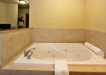Cobblestone Inn & Suites hotel thumbnail 6