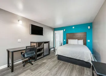 Econo Lodge Russellville hotel thumbnail 7